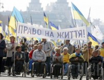В Киеве люди в инвалидных колясках выехали на марш за мир