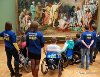 Мисс Мира среди колясочников проверила Третьяковскую галерею на доступность