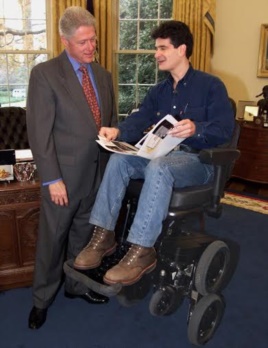     Изобретатель "умного" инвалидного кресла ibot Дин Кеймен с президентом США Биллом Клинтоном. 2000 год