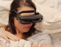 Благодаря «умным» очкам ослепшая женщина смогла увидеть новорожденного сына