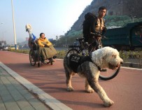 Китаец путешествует по стране со своей девушкой-инвалидом