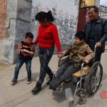 Добросердечная китайская пара усыновила более 40 сирот-инвалидов за последние 26 лет