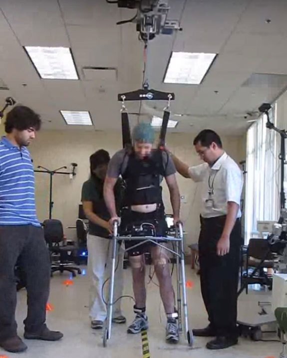 Парализованный человек идёт с помощью устройства, считывающего двигательные ритмы мозга. (Фото University of California, Irvine.) Подробнее см.: https://www.nkj.ru/news/27056/ (Наука и жизнь, Как поднять на ноги парализованного человека)