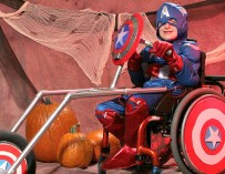 Отец создает костюмы для инвалидного кресла своего сына