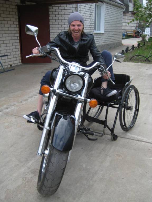     Неутомимый Саша и сейчас иногда «примеряет» к себе мотоцикл. Фото из личного архива героя.