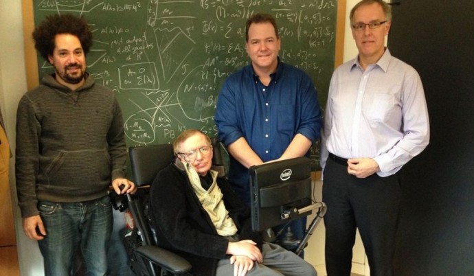 Stephen_Hawking_with_New_Computer-kopio-1300x758