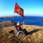 Инвалид-колясочник из Таганрога развернул Знамя Победы под водой и в небе