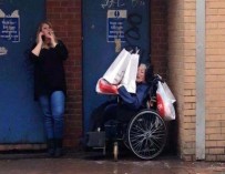 Соцработница придавила инвалида — колясочника пакетами с покупками