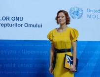 В Молдове девушка со слабым зрением защищает права инвалидов