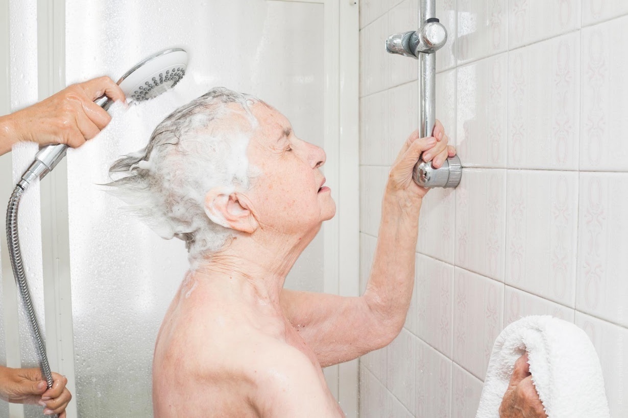 Бабуля с внучкой лесбиянкой вместе принимают душ
