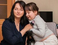 “Я не буду хоронить свою дочь заживо”: как живет мама девочки, которую не могут спасти врачи