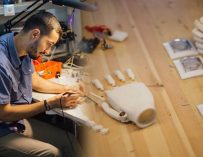 Белорусский программист создал для своего отца электромеханический протез руки
