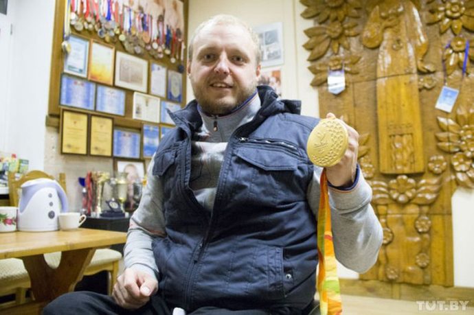 Золотая медаль, которую привез Андрей из Рио. Кстати, награды для паралимпийцев немного отличаются от тех, которые получают олимпийцы. Внутри медали бубенец — чтобы звук могли услышать слабовидящие спортсмены