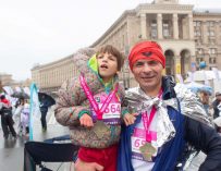 «Лиля подбадривала нас на последних километрах». Как «Крылья ангелов» пробежали марафон в Киеве