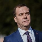 Медведев призвал штрафовать за отказ обслуживать пенсионеров