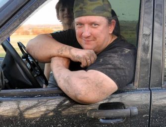 Преподаватель из Москвы Дмитрий Щеглов четыре года отвечает за печать ориентировок в поисково-спасательном отряде «Лиза Алерт»