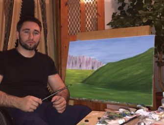 Художник и учитель из Назрани Адам Боголов организовал бесплатные занятия по живописи для детей с инвалидностью