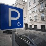 Столичным автомобилистам с инвалидностью больше не нужно оформлять парковочное разрешение